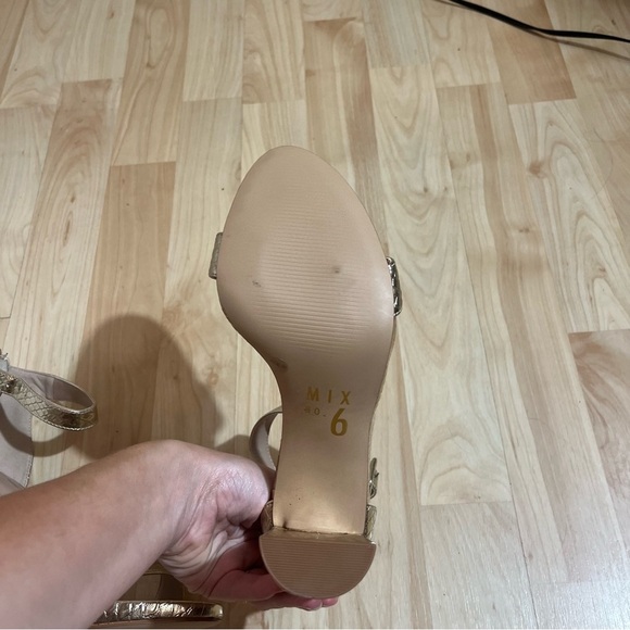 Mix No. 6 Women’s Size 6.5 Heels Gold Strappy Snakeskin - Picture 3 of 5